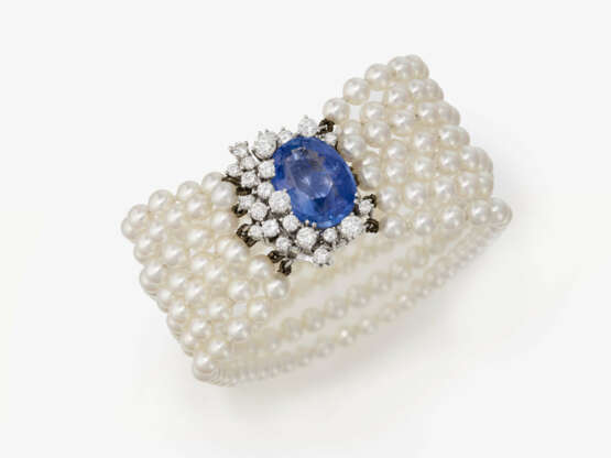 A seven-strand cultured pearl bracelet with a fine sapphire and brilliant-cut diamond clasp. Munich, 1960s-1970s, jeweller: RAVE - photo 1