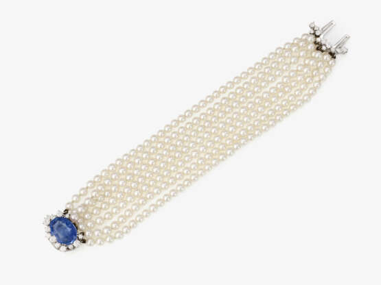 A seven-strand cultured pearl bracelet with a fine sapphire and brilliant-cut diamond clasp. Munich, 1960s-1970s, jeweller: RAVE - photo 2