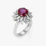 An entourage ring with a fine ruby and diamonds. Nuremberg, 1970s, Juwelier SCHOTT - фото 1