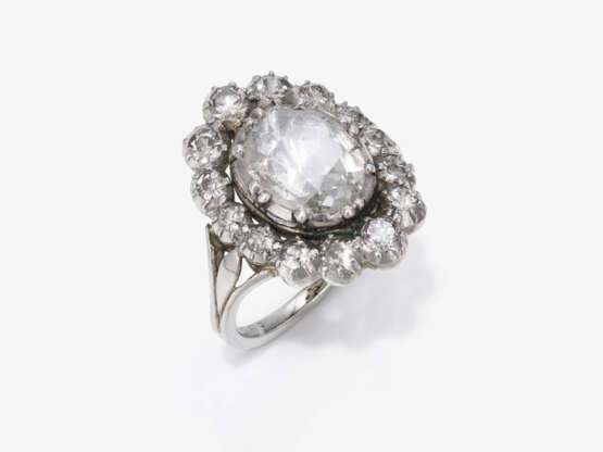 An entourage ring with diamonds. The large diamond was cut in the 18th century - фото 1
