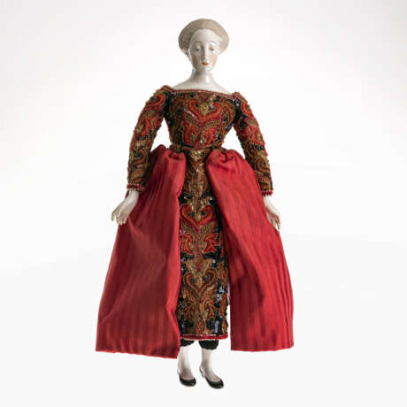 Puppe, im ESCADA Kleid. Kopf, Arme und Beine Porzellan, Nymphenburg. Spätere Ausformung nach einem Wachsmodell des 18. Jahrhunderts - Foto 1