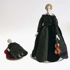 Puppe (Geigerin) im ESCADA Kleid. Kopf, Arme und Beine Nymphenburg, ab 1997. Spätere Ausformung nach einem Wachsmodell des 18. Jahrhunderts
