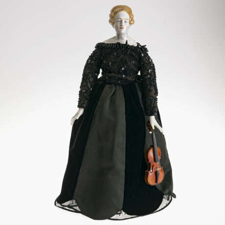 Puppe (Geigerin) im ESCADA Kleid. Kopf, Arme und Beine Nymphenburg, ab 1997. Spätere Ausformung nach einem Wachsmodell des 18. Jahrhunderts - Foto 3