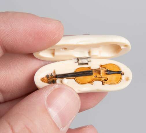 Netsuke «Embryo-Violine» von Cornel Schneider (1965–) - photo 3