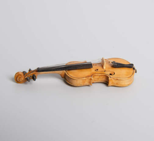 Netsuke «Embryo-Violine» von Cornel Schneider (1965–) - Foto 4