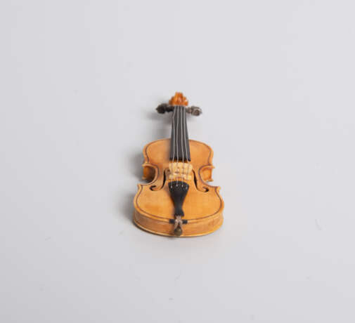 Netsuke «Embryo-Violine» von Cornel Schneider (1965–) - photo 5