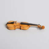 Netsuke «Embryo-Violine» von Cornel Schneider (1965–) - Foto 6