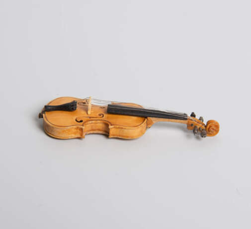 Netsuke «Embryo-Violine» von Cornel Schneider (1965–) - Foto 6