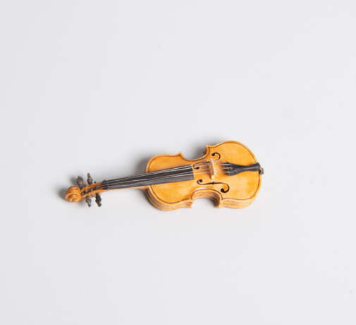 Netsuke «Embryo-Violine» von Cornel Schneider (1965–) - Foto 8