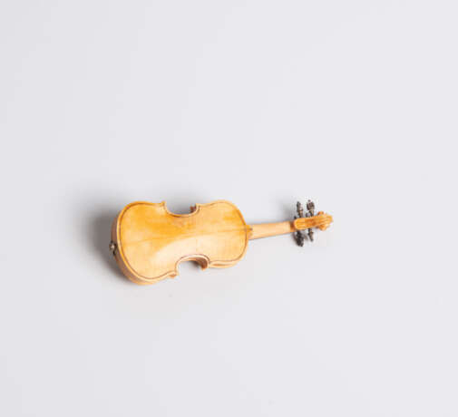 Netsuke «Embryo-Violine» von Cornel Schneider (1965–) - фото 9