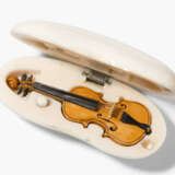 Netsuke «Embryo-Violine» von Cornel Schneider (1965–) - Foto 11