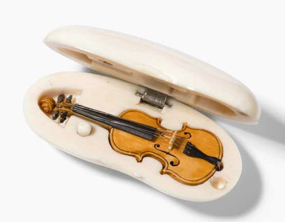 Netsuke «Embryo-Violine» von Cornel Schneider (1965–) - Foto 11