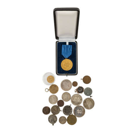 Konvolut Münzen und Medaillen, mit GOLD und SILBER - dabei - photo 1