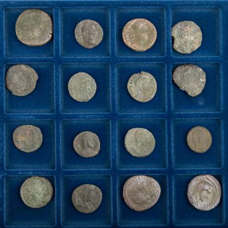 Römische Kaiserzeit /Spätantike - 1 kleines Tableau mit 20 Bronzemünzen/Nummi, - Foto 2