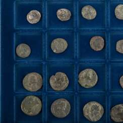 Römische Münzen auf Tableau - Zusammenstellung