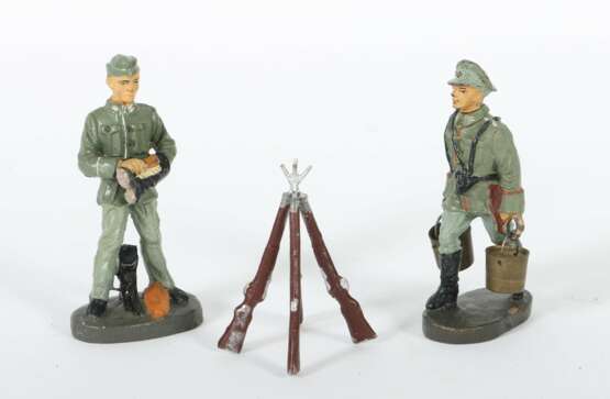 2 Soldaten Lagerleben Elastolin, Soldat mit 2 Eimern 550/17;… - photo 1