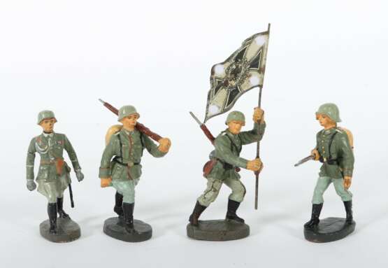 4 Soldaten Elastolin, 1 x Fahnenträger im Sprung mit Blechfl… - фото 1