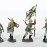 4 Soldaten Elastolin, 1 x Fahnenträger im Sprung mit Blechfl… - Foto 1