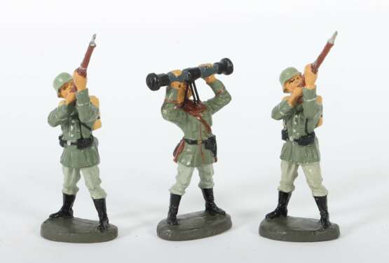 3 Soldaten Elastolin, 2 x Schütze, stehend (nach Flieger sch… - photo 1