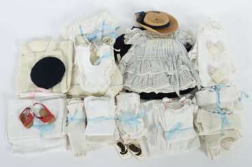 Konvolut Puppenkleidung um 1900-1930, ca. 50 Teile vorw. für…
