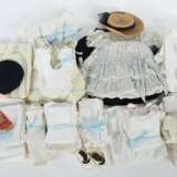 Konvolut Puppenkleidung um 1900-1930, ca. 50 Teile vorw. für… - photo 1