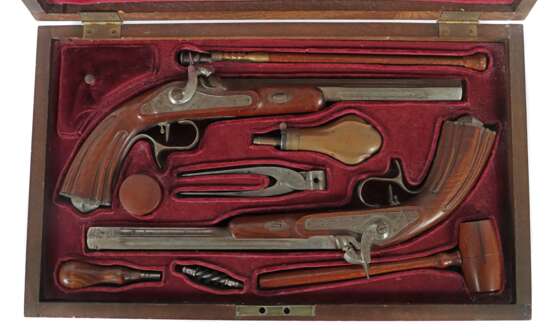 Paar Duellpistolen im Kasten mit Zubehör 19. Jh., Spanien?, … - фото 1