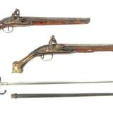 Zwei Pistolen und 1 Bajonett 19. Jh., 2 Steinschlosspistolen… - photo 1
