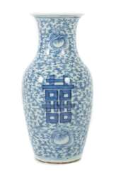 Vase im Blau-weiß-Dekor China, um 1900, Porzellan, balusterf…