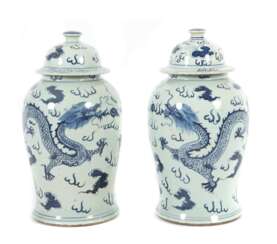 Paar Deckelvasen China, Pozellan/Blau-Weiß-Dekor, gebauchte,…