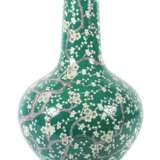 Bodenvase China, 20. Jh., Porzellan, bauchige Vase mit lange… - Foto 1