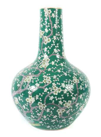 Bodenvase China, 20. Jh., Porzellan, bauchige Vase mit lange… - photo 1