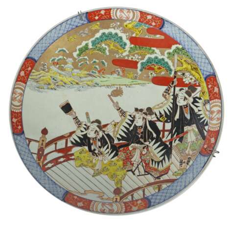 Großer Imari-Teller Japan, 19./20. Jh., Porzellan, Aufglasur… - фото 1