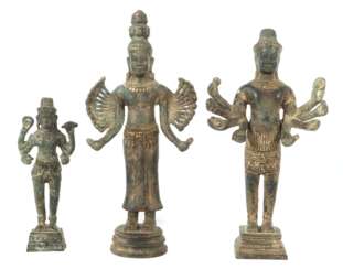 Drei stehende Khmer-Buddhafiguren Kambodscha, 20. Jh., Bronz…