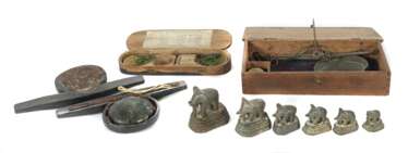 Opiumwaage und -gewichte Südostasien, Holz/Bronze u. a., 9-t…