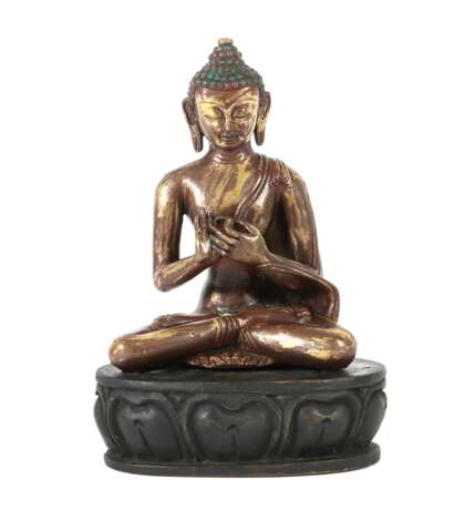 Buddha auf Holzthron Tibet, wohl Mitte 20. Jh., Bronze, rotb… - Foto 1