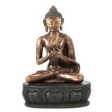 Buddha auf Holzthron Tibet, wohl Mitte 20. Jh., Bronze, rotb… - Foto 1