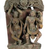 Schnitzrelief mit Yaksha und Yakshi Indien, Holz farbig gefa… - Foto 1