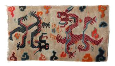 Khaden mit Drachenfiguren Tibet, um 1900, Wolle auf Baumwoll…