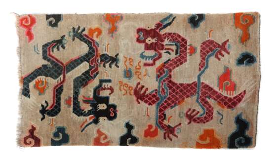Khaden mit Drachenfiguren Tibet, um 1900, Wolle auf Baumwoll… - фото 1