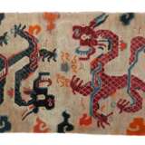 Khaden mit Drachenfiguren Tibet, um 1900, Wolle auf Baumwoll… - фото 1