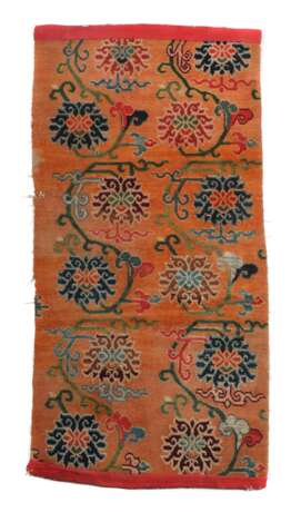 Khaden mit Lotusranken Tibet, um 1900, Wolle auf Baumwolle, … - Foto 1