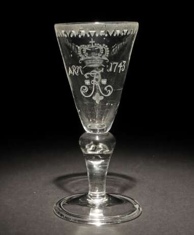 Pokalglas mit Schliffdekor 18. Jh., fabloses Kristallglas, d… - фото 1