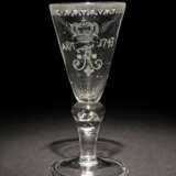 Pokalglas mit Schliffdekor 18. Jh., fabloses Kristallglas, d… - Foto 1