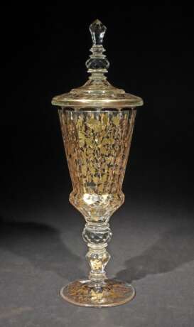 Deckelpokal Um 1800, farbloses Glas mit Goldradierung, flach… - Foto 1