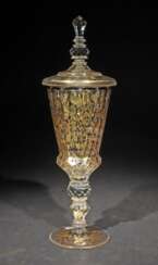 Deckelpokal Um 1800, farbloses Glas mit Goldradierung, flach…