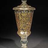 Deckelpokal Um 1800, farbloses Glas mit Goldradierung, flach… - Foto 1