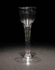 Schnapsglas wohl 19. Jh., aus farblosem Kristallglas, das Gl…