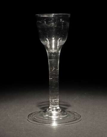 Schnapsglas wohl 19. Jh., aus farblosem Kristallglas, das Gl… - Foto 1