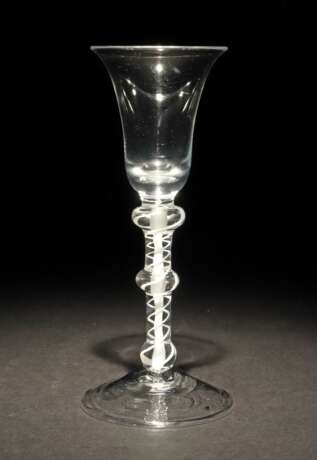 Likörglas wohl 19. Jh., aus farblosem Kristallglas, die gloc… - photo 1