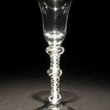 Likörglas wohl 19. Jh., aus farblosem Kristallglas, die gloc… - photo 1